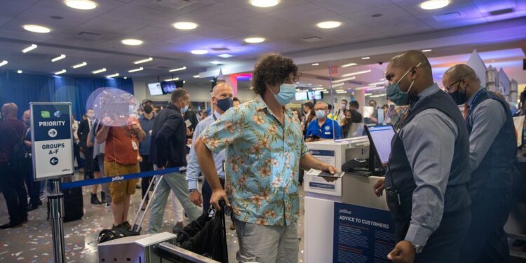 La OMS aún no aprueba la vacuna Sputnik V y altera los planes de viajes de muchos argentinos
