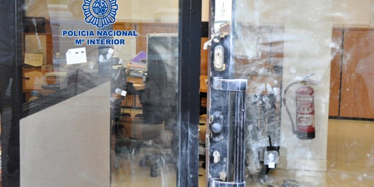 La Policía Nacional detiene en Murcia a una persona que tras forzar la puerta de acceso de una agencia de viajes roba un ordenador