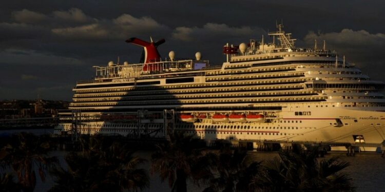 La empresa Carnival dice que más de la mitad de la flota navegará desde octubre