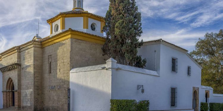El clima de Huelva permite que esta ciudad andaluza y los atractivos de sus cercanías puedan ser disfrutados en cualquier época del año. ¿Que hace mucho calor en verano? Pues están las espectaculares playas de la costa mediterránea. ¿Qué el otoño trae días frescos y ventosos? Oportunidad para conocer la historia en monasterios o la naturaleza en las grutas.