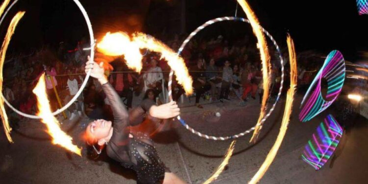 Libia alegra a las personas con sus actos circenses en los cruceros de Mazatlán