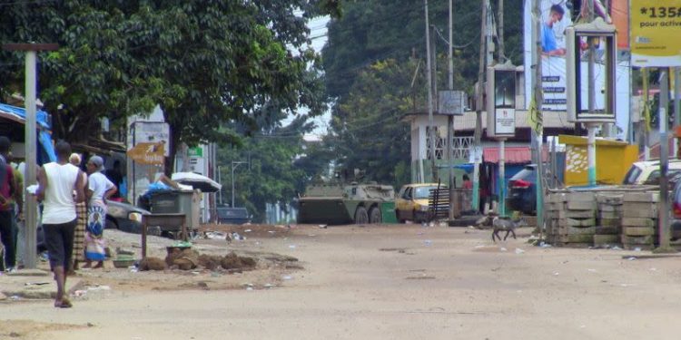 Líder golpista de Guinea prohíbe viajes al exterior de funcionarios gubernamentales