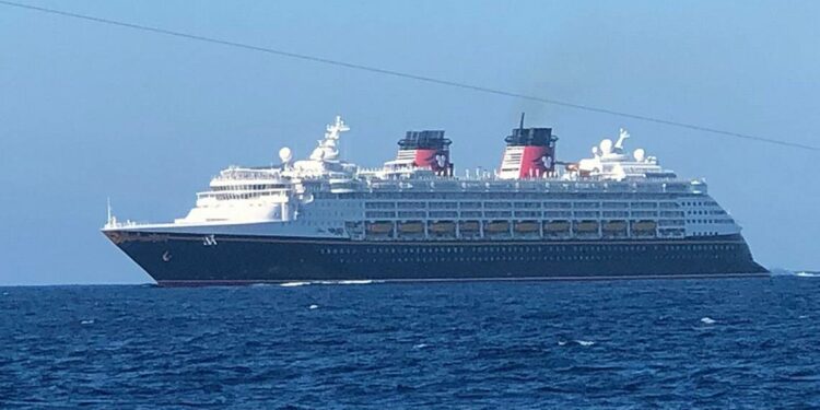 Llega crucero Disney, en el puerto les dan la bienvenida - El Sudcaliforniano