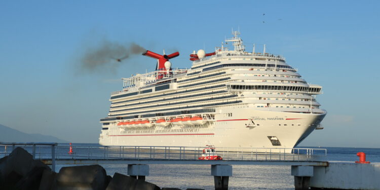 Este 21 de septiembre de 2021, en la Terminal Marítima de Puerto Vallarta, Jalisco, arribó el Crucero Carnival Panorama de la Carnival Cruise Line. Procedente de Los Angeles California, atracando en el muelle 1 a las 09:30 h aproximadamente. Al momento del arribo, se contó con la presencia de las autoridades como Sanidad Internacional, Migración, Aduana y SENASICA, con las que se llevó a cabo la “Libre Plática” verificando, en entre otras cosas, la salud de las personas, emitiendo las constancias y autorizaciones correspondientes, para garantizar la seguridad del crucero, de la comunidad marítimo-portuaria y los habitantes. Con un total de 2,388 pasajeros y 1,451 tripulantes a bordo, estará en el Puerto el día de hoy para disfrutar de las maravillas del destino. Es importante señalar el vínculo directo entre el puerto y la ciudad en cuanto a la generación de empleos, derrama económica y enriquecimiento cultural. El servicio de taxis es ofrecido por 75 unidades registradas ante la API Puerto Vallarta, así como otras 75 unidades de guías turísticas igualmente calificadas para ello. Los autobuses y embarcaciones que realizan recorridos turísticos son igualmente beneficiarios del arribo del crucero, sin contar con el sinnúmero de locales comerciales y otros prestadores de servicios que son visitados por los pasajeros y tripulantes del crucero.