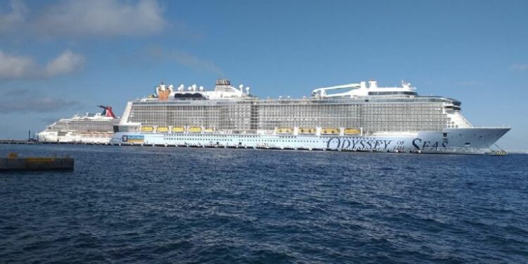 Llegan más de cuatro mil cruceristas a puertos de Cozumel