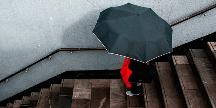 Lluvia en CDMX retrasa viajes en estas líneas del Metro