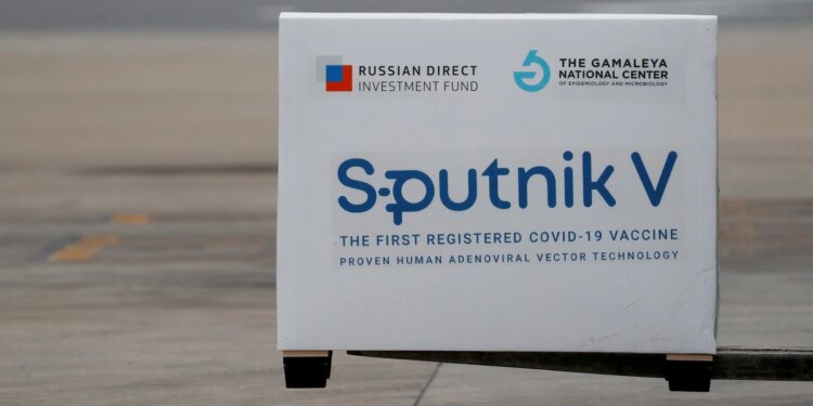 Los rusos comienzan a viajar al exterior para vacunarse con Pfizer ante la falta de aprobación de la Sputnik V
