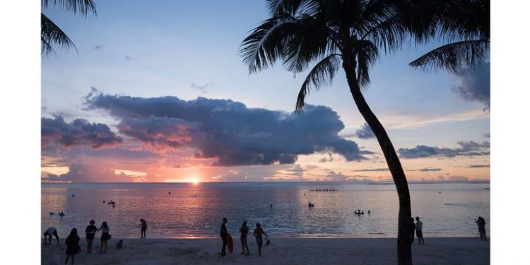Los “snobs de la vacuna” que viajan a Guam en busca de sol, mar y una doble dosis