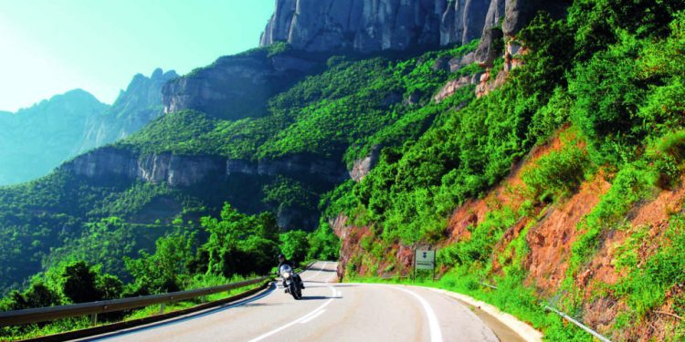 ¿Qué necesita un apasionado de las motos cuando busca nuevas rutas? El periodista y experto en viajes en dos ruedas Pedro Pardo aporta cuatro ingredientes básicos: que tenga un trazado serpenteante, que el paisaje cuente con belleza visual, que el tráfico sea mínimo y que el trazado esté en buen estado de conservación.