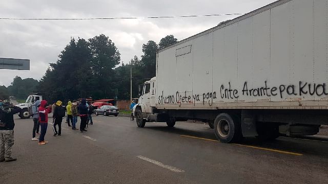 Maestros de Arantepacua bloquean crucero en San Juan Tumbio
