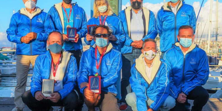 Los patrones de los barcos ganadores con las autoridades y Vicente Garrig