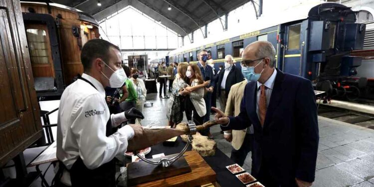El presidente de la Diputación de Salamanca, Javier Iglesias, presenta el proyecto turístico 'Camino de Hierro'