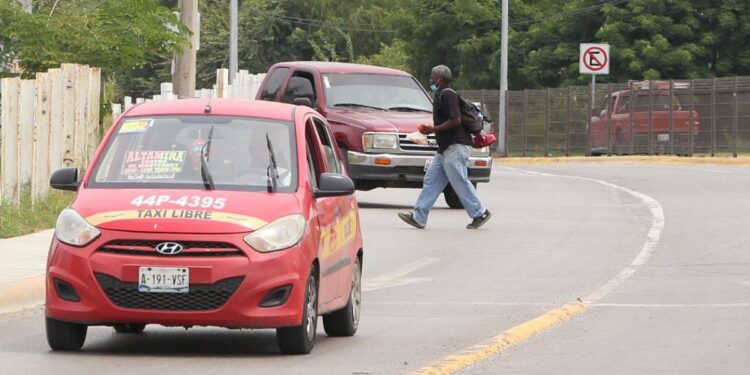 Migrantes haitianos piden dinero en cruceros de Altamira