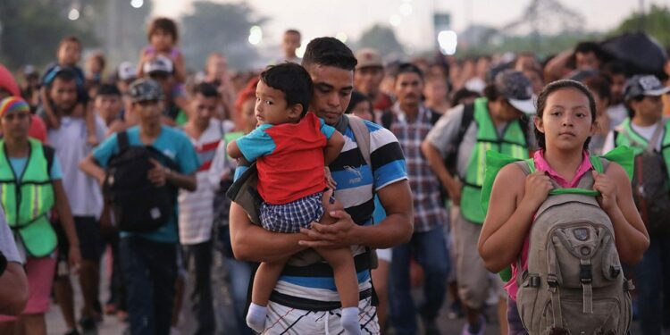 Migrantes son retirados de ciudad fronteriza en Texas