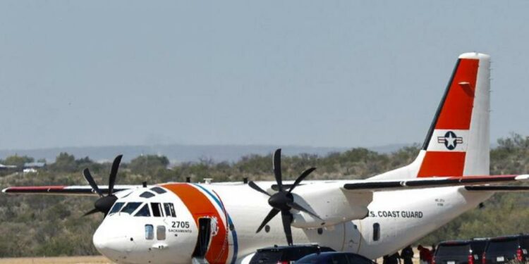 Migrantes son retirados en avión de ciudad fronteriza en Texas después de que miles cruzaran el río Grande