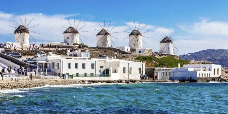 Con más de 200 islas que salpican el mar Egeo, las Cícladas, aquellas que ya enamoraron a Lord Byron, son tierra de mitos y leyendas, de playas interminables y casas encaladas envueltas en buganvilla. Santorini, Milos, Sifnos, Paros, Naxos… todas de infinita belleza, pero en esta ocasión, elegimos Mykonos. Glamour, hedonismo y hasta vida bohemia, se abren paso en un lugar a medio camino entre St. Tropez e Ibiza.