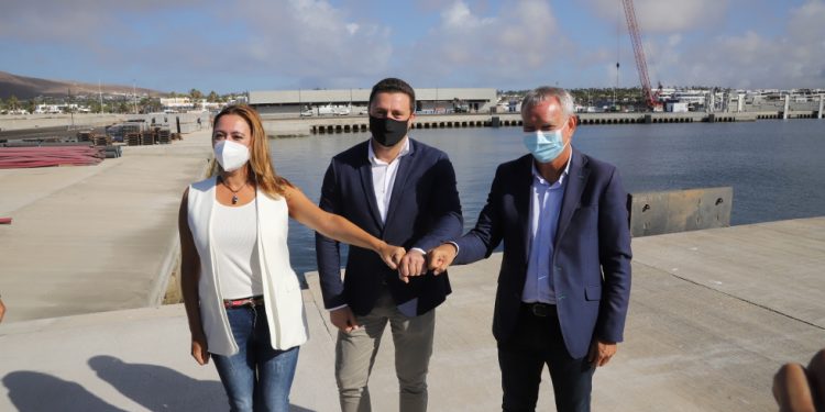 Noda defiende el atraque de cruceros en Playa Blanca ante el Gobierno y el Cabildo
