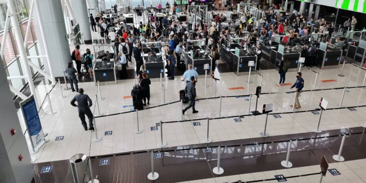Nuevas restricciones de viajes acrecentan temor de una recaída del transporte aéreo – El Financiero