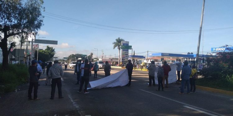 Organizaciones bloquean crucero del Aeropuerto