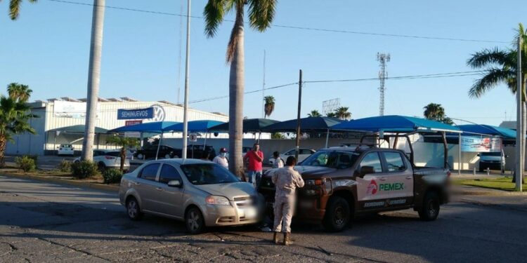 Patrulla de Pemex choca en transitado crucero de Los Mochis