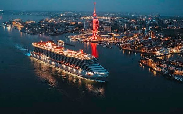 Portsmouth International Port despide al Scarlet Lady
