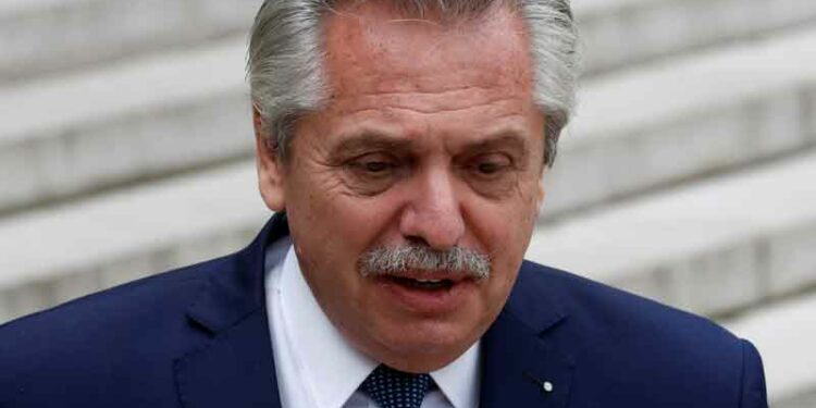 Presidente argentino cancela sus viajes al exterior en plena crisis de Gobierno