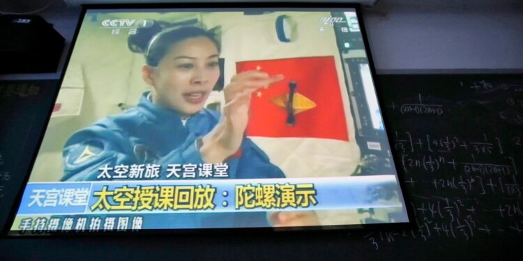 Próximo viaje tripulado a la estación espacial china incluirá a una mujer