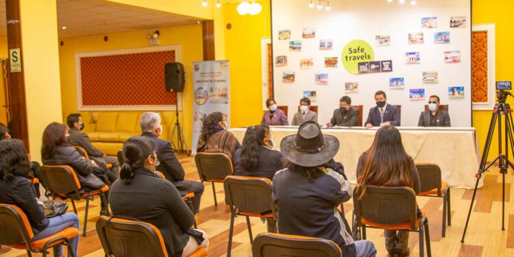 Puno: Entregan constancias del sello "Safe Travel" a prestadores y operadores de servicios turísticos