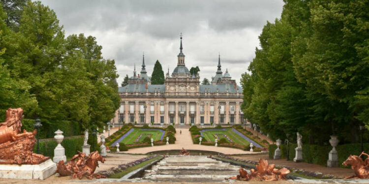 Segovia es una de esas ciudades que justifican una rápida visita desde Madrid, donde se pueden ver atractivos como la catedral, el alcázar, la judería o contemplar el acueducto romano desde una terraza con unas tapas.