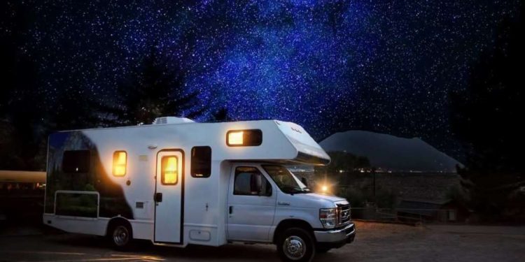 Una de las grandes ventajas de tener autocaravana, caravana o camper es que puedes viajar a cualquier sitio en cualquier momento. Solo debes asegurarte de que tienes un camping cercano con parcelas para tu vehículo y listos.