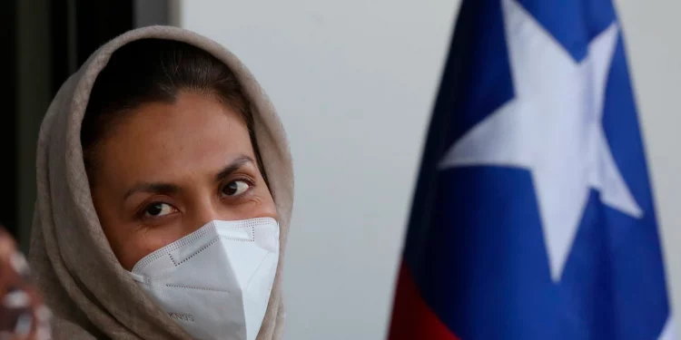 Refugiada afgana llega a Chile tras un largo viaje y con ayuda de Argentina
