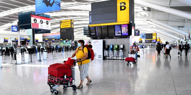 Reino Unido simplifica sus restricciones para impulsar viajes internacionales