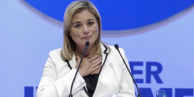 Revocan proceso por sobornos contra gobernadora electa de Chihuahua