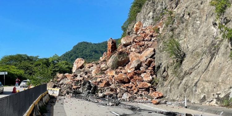 Se estima reabrir el puente del crucero a Chichihualco esta tarde, informa Astudillo