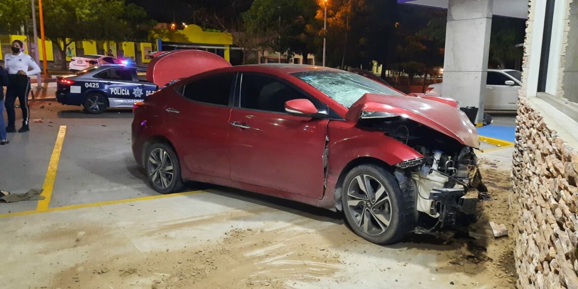 Se impactan dos vehículos en crucero de colonia Guadalupe