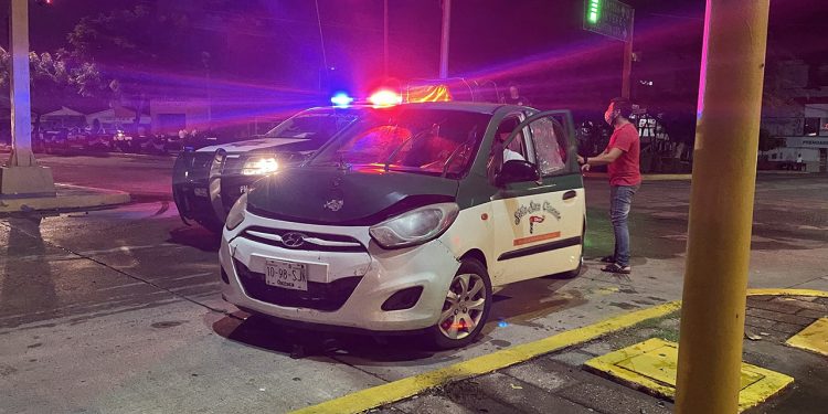 Semáforo ocasiona percance, solo hubo daños materiales