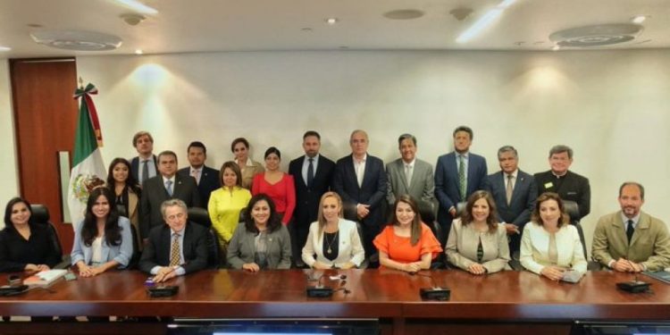 Senadores del PAN firman alianza con ultraderecha española