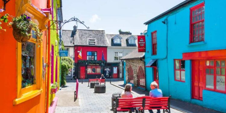 Si los daneses tienen el hygge y los noruegos el kos, los irlandeses tienen su propia palabra para definir la felicidad: es craic algo así como diversión, pero una muy específica típica de Irlanda. Por si no era suficiente con los paisajes espectaculares, los pubs y la música en directo, el craic suma una motivación más para viajar a la Isla Esmeralda. La buscamos en estas ciudades repletas de vida y magnetismo que nos demuestran, además, que hay vida más allá de Dublín o Belfast.