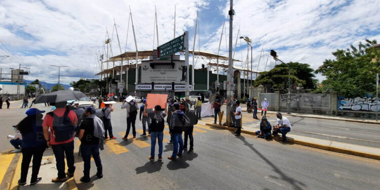 “Sol Rojo” bloquea crucero del estadio de béisbol Eduardo Vasconcelos