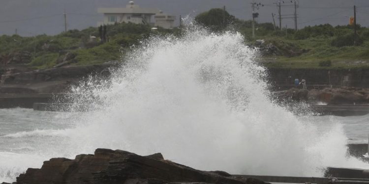 Taiwán: Cancelan vuelos y viajes en tren por tifón | Noticias