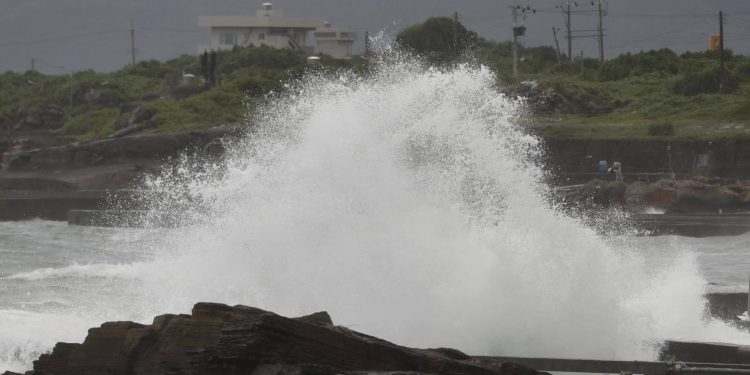 Taiwán cancela vuelos y viajes en tren por tifón