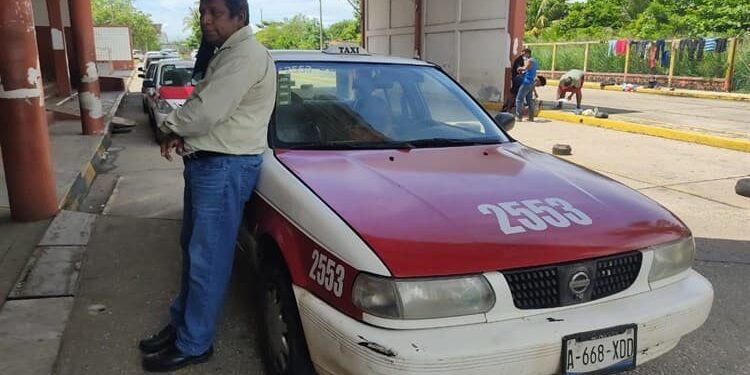 Taxistas del sur niegan viajes a migrantes que cruzan Veracruz