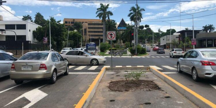 Tendrá semáforo de Ciudades Hermanas y Obregón cuatro pases; isleta será una jardinera