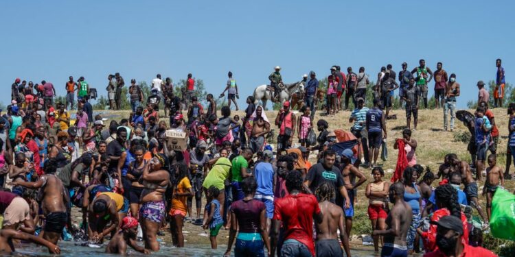 Texas cierra puentes internacionales ante la llegada de miles de haitianos; EU enviará 400 agentes más a la zona