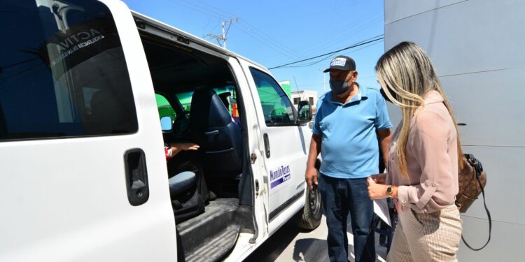 Índira Carolina Hernández (der.) aborda una van de MoncloTexas Tours en Monclova, Coahuila, para viajara al aeropuerto de Monterrey  y luego al Aeropuerto Internacional DFW.