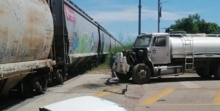 Tren se lleva de frente a una pipa en el crucero de Mazagua en Mazatlán