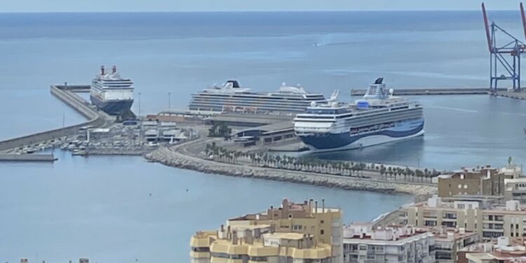 Tres buques de crucero coinciden en el puerto de Málaga