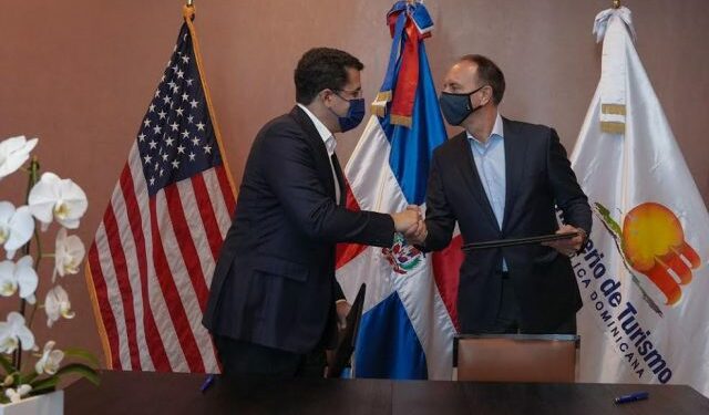 Turismo firma acuerdo con agencias de viaje para promover RD en Florida