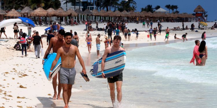 turistas Cancun Semana Santa 2021 vacacionistas viaje