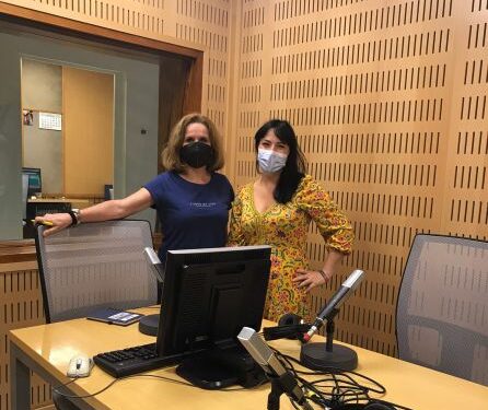 Virginie Scamandro en un estudio de Radio Sevilla junto a Sonsoles Ferrín